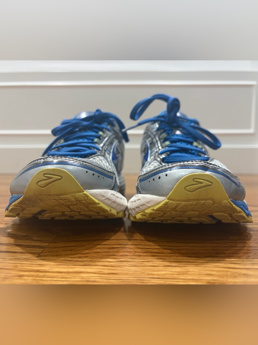 Brooks Adrenaline GTS 15 Athletic Running Shoes (8.5) - Picture 4 of 10